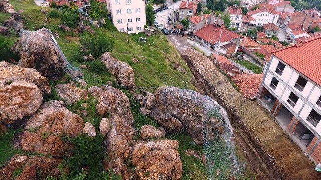 Kütahya’da Zincirli Kayalar Parçalanarak Bölgeden Kaldırılacak