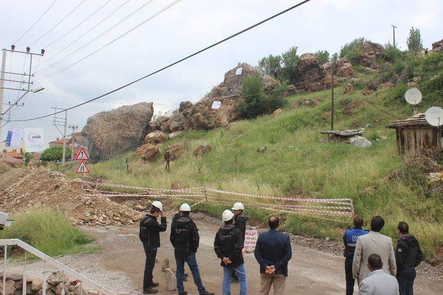 Kütahya’da Zincirli Kayalar Parçalanarak Bölgeden Kaldırılacak