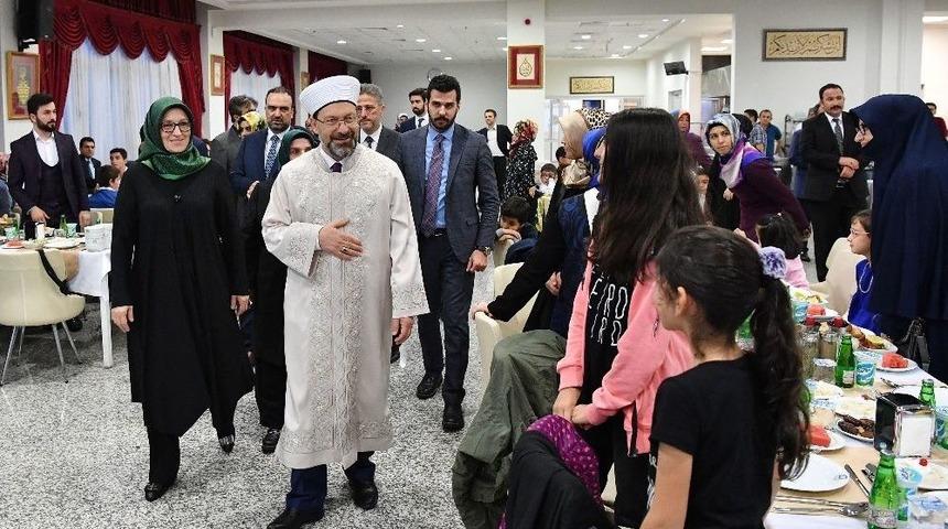 Diyanet İşleri Başkanı Erbaş, &Ccedil;ocuklarla Ve Yaşlılarla İftar Yaptı