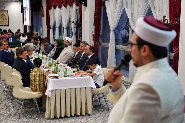 Diyanet İşleri Başkanı Erbaş, Çocuklarla Ve Yaşlılarla İftar Yaptı