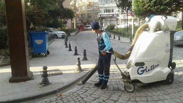 İzmit Belediyesi’nden Yüzlerce Sokakta Süpürge Hizmeti