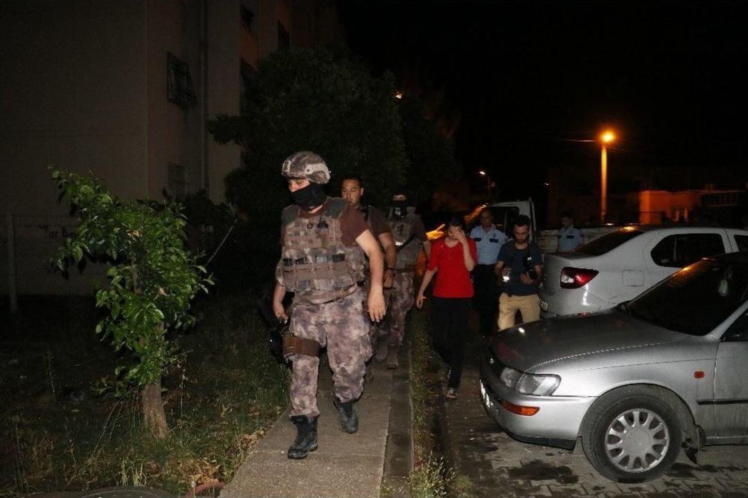 Kız Arkadaşını Evden Atıp Kapıyı &Uuml;zerine Kilitleyen Eli Silahlı Şahıs Operasyonla Yakalandı