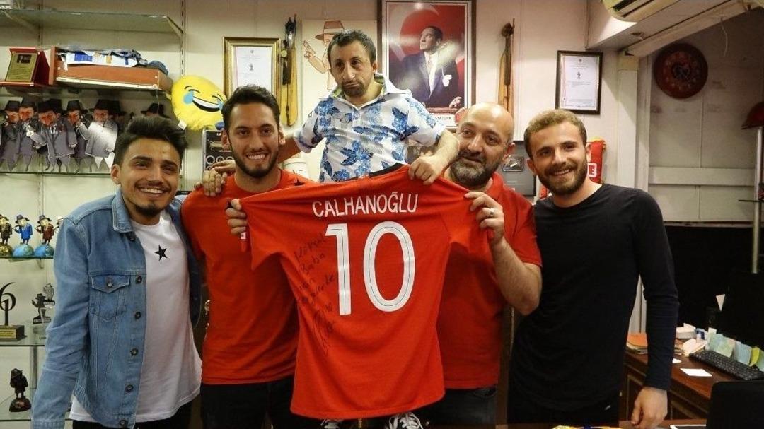 Hakan &Ccedil;alhanoğlu İftarını &rsquo;k&ouml;ksal Baba&rsquo;yla Yaptı