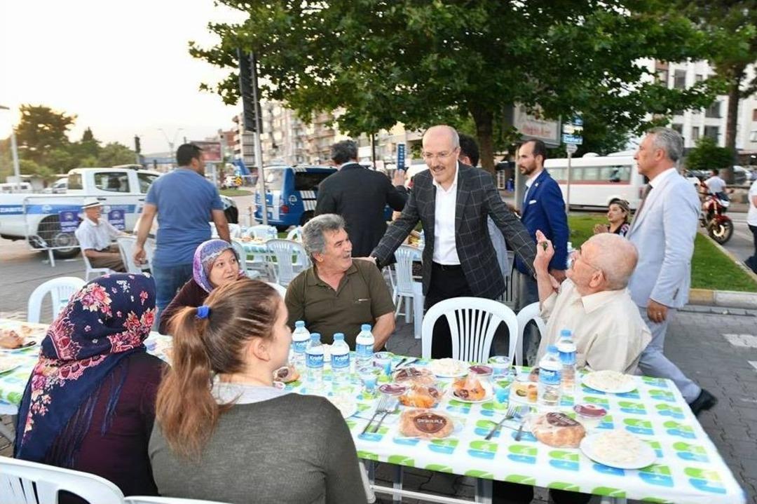 Başkan Zekai Kafaoğlu Edremitliler İle İftarda Buluştu