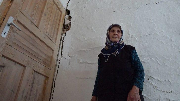 Heyelanlı Sahadaki Evlerinde Adeta Ölümü Göze Alarak Yaşamaya Devam Ediyorlar G2