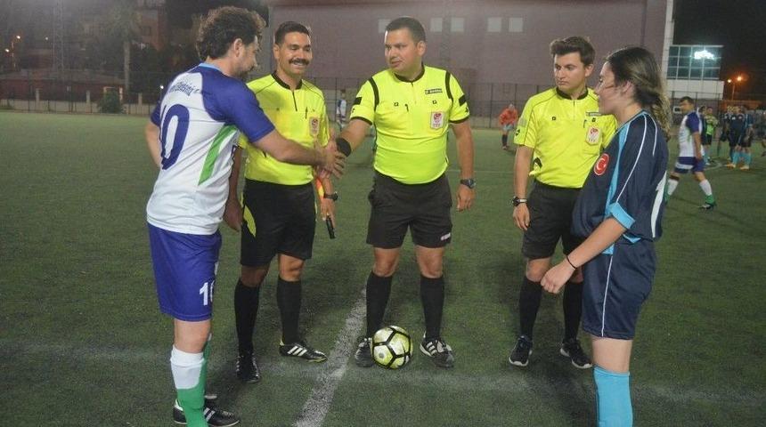 550 Erkek Arasında Turnuvanın Yıldız Futbolcusu Büşra Dinç