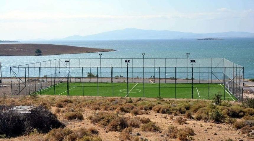 Aliağa’ya İki Ayda Sekiz Halı Saha