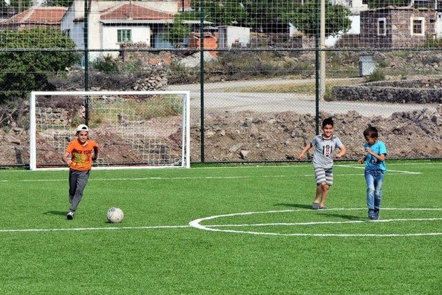 Aliağa’ya İki Ayda Sekiz Halı Saha