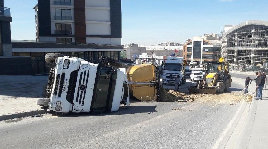 Toprak Boşaltan Hafriyat Kamyonu Devrildi