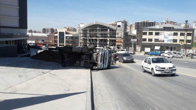 Toprak Boşaltan Hafriyat Kamyonu Devrildi