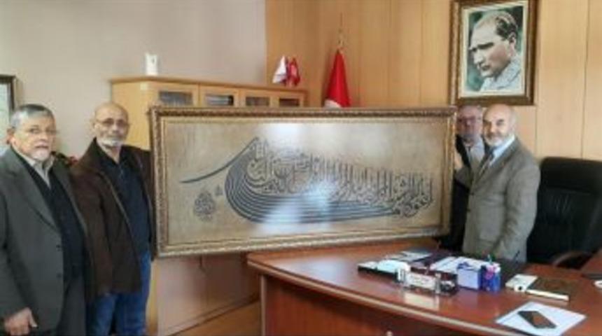 Aslına Uygun Yazılan Hat Levhası R&uuml;stempaşa Camii&rsquo;ne Hediye Edildi