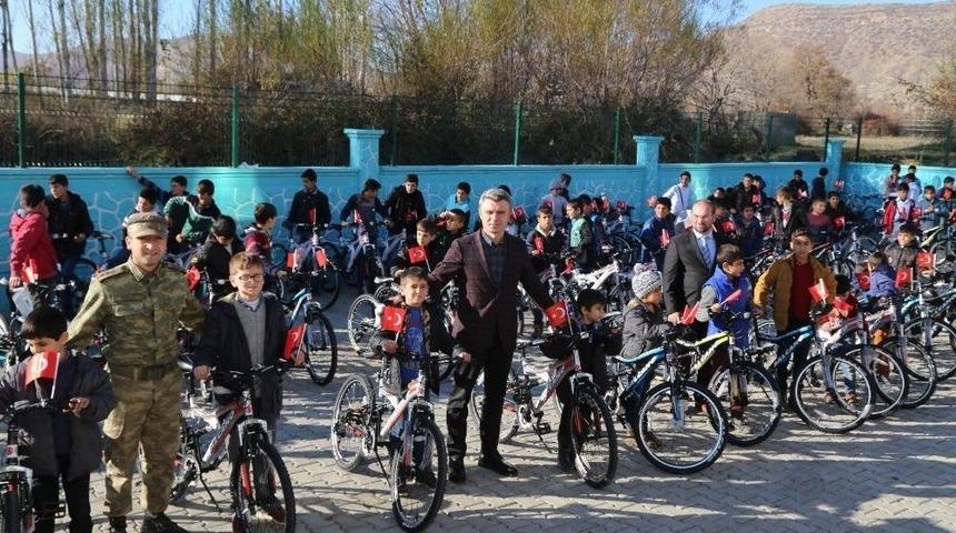 Kayyum Atanan Hani Belediyesi 40 G&uuml;n Sabah Namazına Devam Eden &Ouml;ğrencilere Bisiklet Hediye Etti