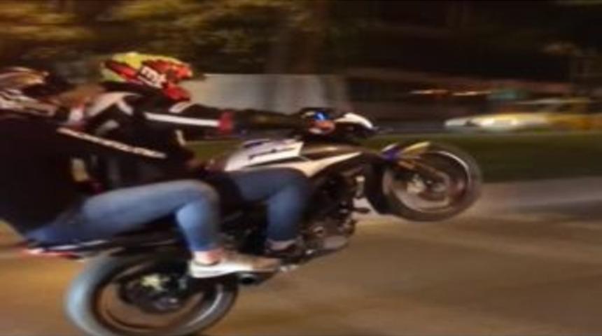 (&ouml;zel) &ldquo;selfie&rdquo; Modunda Motosikletli Trafik Ter&ouml;r&uuml;