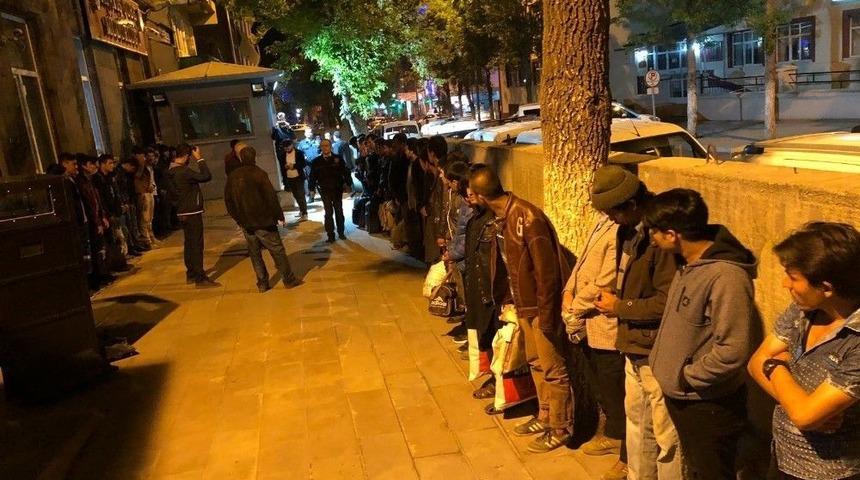 Kars&rsquo;ta 98 Ka&ccedil;ak G&ouml;&ccedil;men Yakalandı