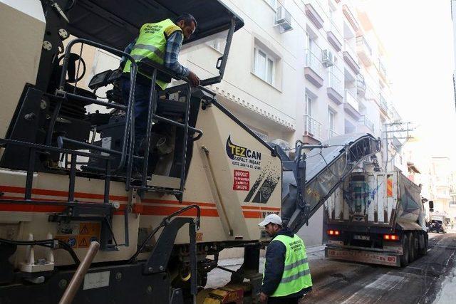 Buca’nın Sokaklarına 30 Günde 30 Bin Ton Asfalt