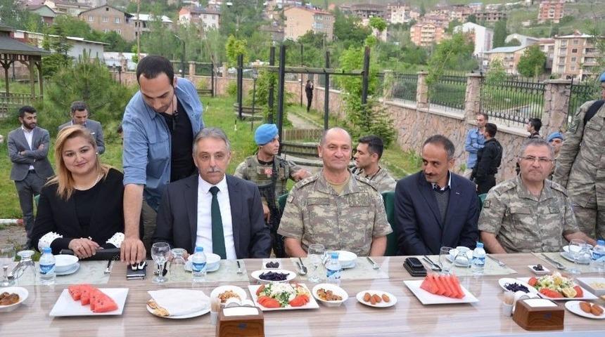 Hakkari&rsquo;de Gazi Ve Şehit Ailelerine İftar Yemeği
