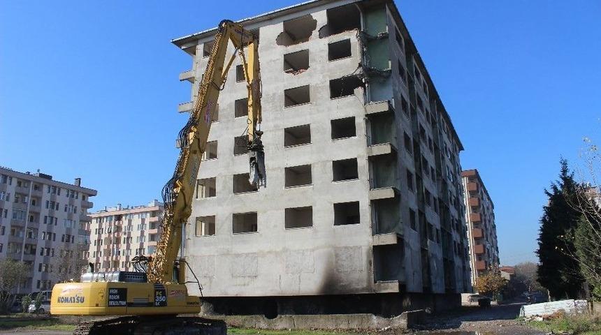 Madde Bağımlılarının Mesken Tuttuğu Bina Yıkıldı