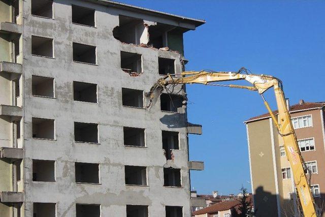 Madde Bağımlılarının Mesken Tuttuğu Bina Yıkıldı