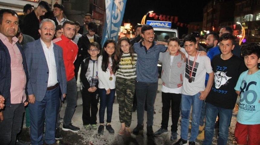 T&uuml;rkiye Şampiyonları Coşkuyla Karşılandı