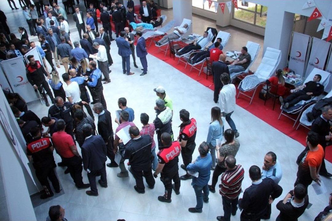 Polisler Can Kurtarmak İ&ccedil;in Kan Verdi