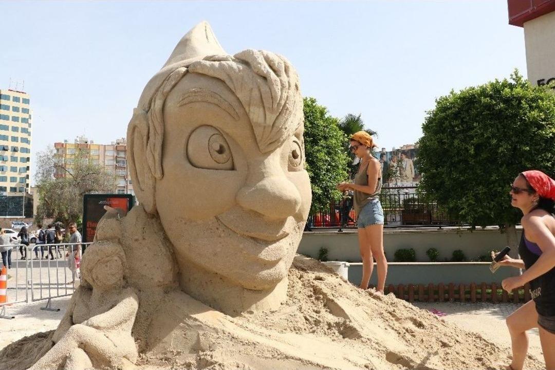 Sadece Kum Ve Sudan Dev Heykeller