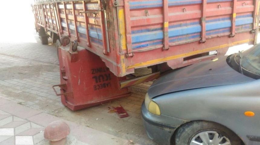 Freni Boşalan Kamyon İki Otomobile &Ccedil;arptı