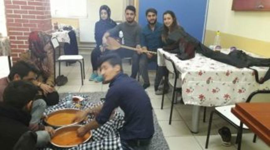 &Uuml;niversite &Ouml;ğrencileri Sınavlar &Ouml;ncesi T&uuml;rk&uuml; Gecesi D&uuml;zenlediler