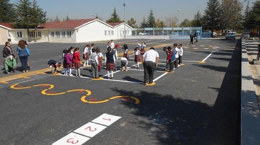 Çocuklar, Anne Ve Babalarının Oyunlarını Öğreniyor
