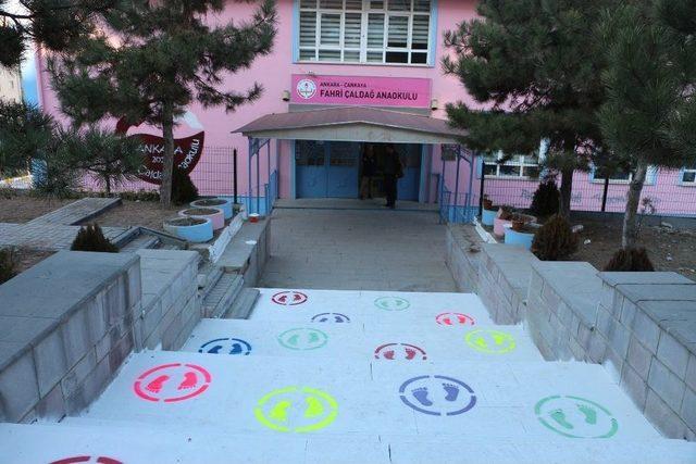 Çocuklar, Anne Ve Babalarının Oyunlarını Öğreniyor 2