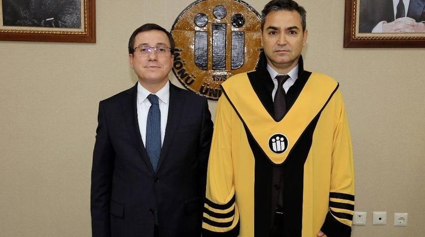 Unvanda Yükselen Akademisyenlere Cübbeleri Giydirildi