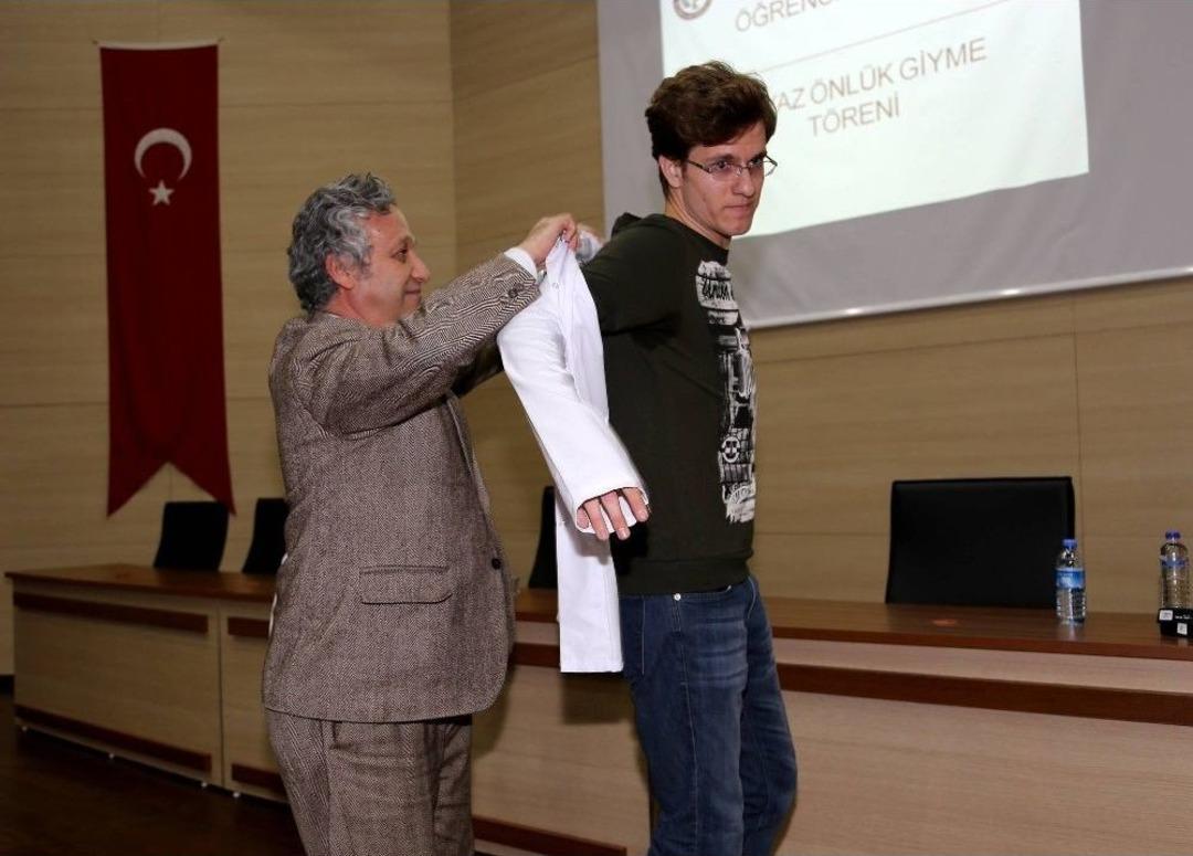 Eczacılık Fak&uuml;ltesi &Ouml;ğrencileri Beyaz &Ouml;nl&uuml;klerini Giydi