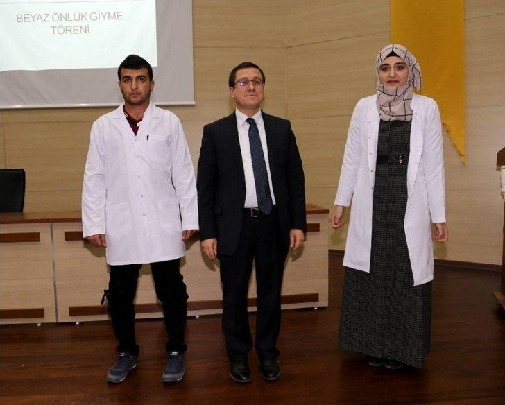 Eczacılık Fakültesi Öğrencileri Beyaz Önlüklerini Giydi G1