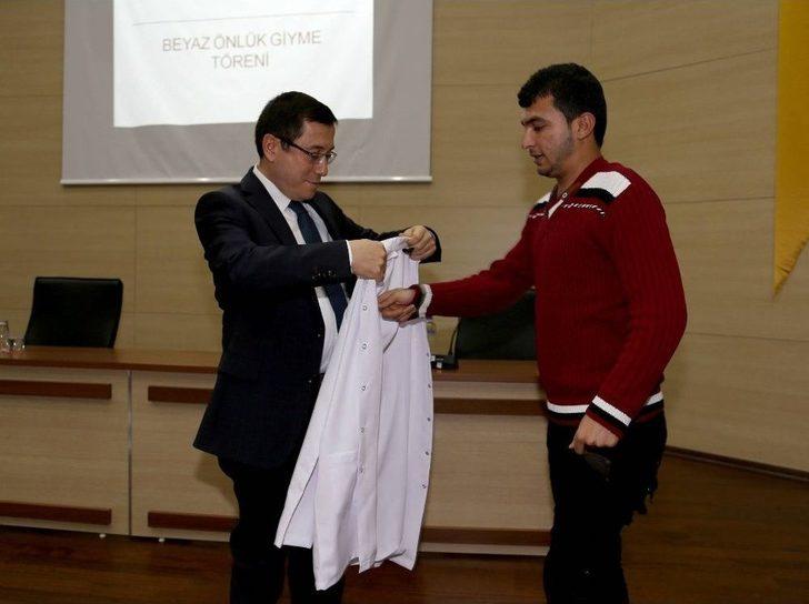 Eczacılık Fakültesi Öğrencileri Beyaz Önlüklerini Giydi G3