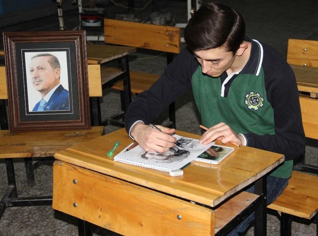 &Ccedil;izdiği Portresini Hediye Etmek İ&ccedil;in Cumhurbaşkanını Bekliyor