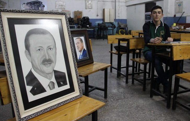 Çizdiği Portresini Hediye Etmek İçin Cumhurbaşkanını Bekliyor G4