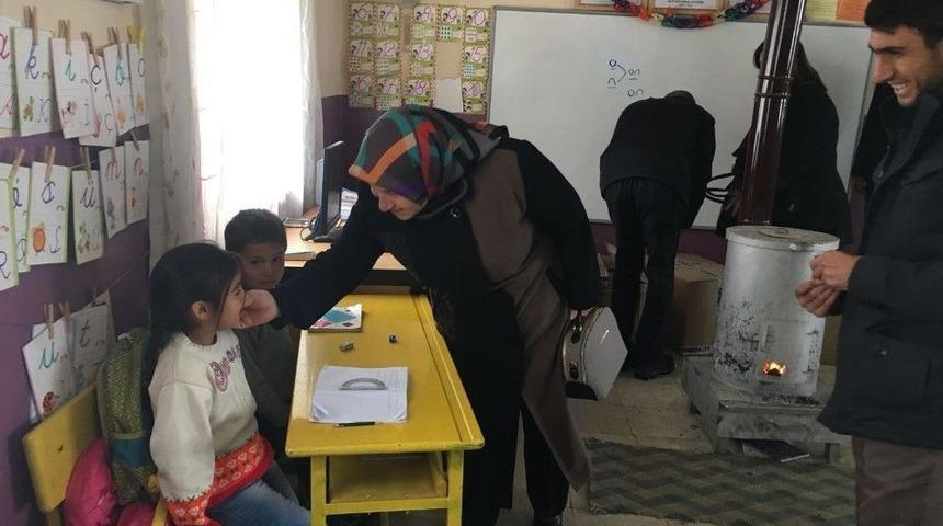 Valinin Eşinden K&ouml;y &Ccedil;ocuklarına Hediye