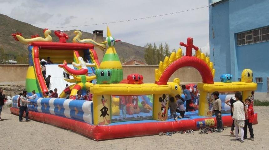 Başkale Belediyesinden &lsquo;şişme Oyun Parkı&rsquo; Hizmeti