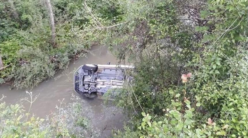 Direksiyon Hakimiyetini Kaybeden S&uuml;r&uuml;c&uuml; Dereye U&ccedil;tu