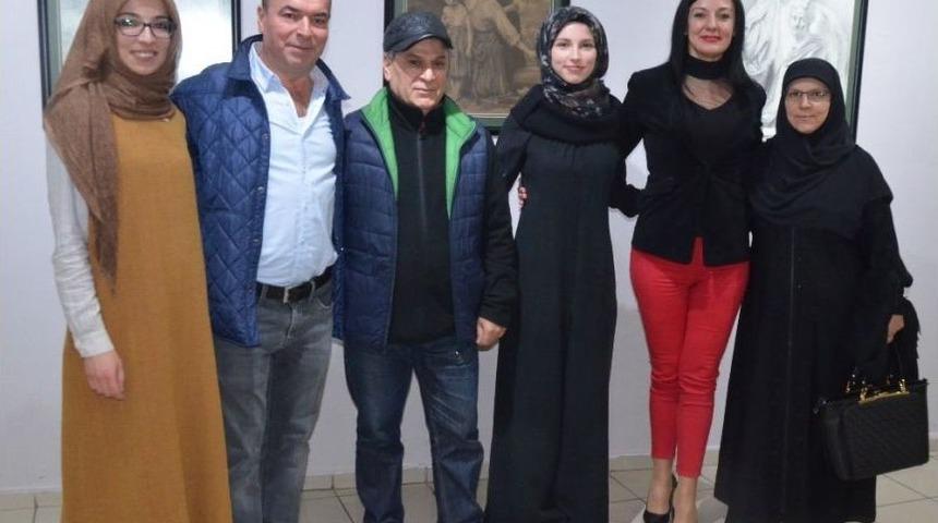 Rekortmen D&ouml;nercinin Kızından Karakalem Sergisi