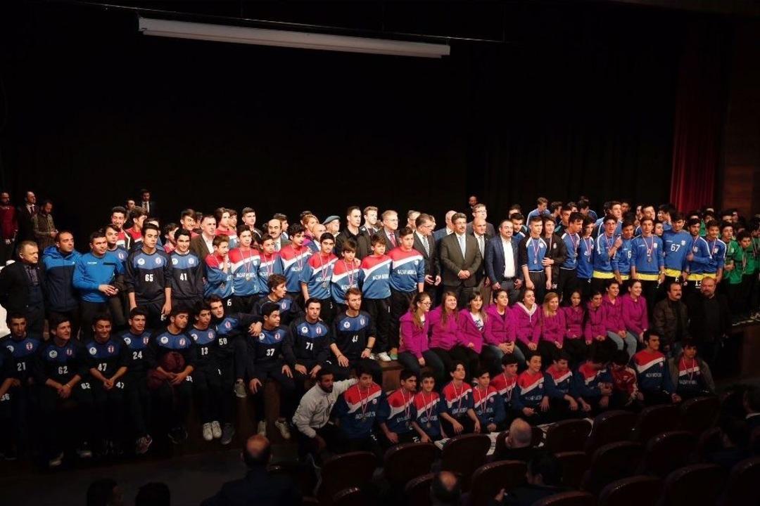 Şampiyonlara &Ouml;d&uuml;l Yağdı