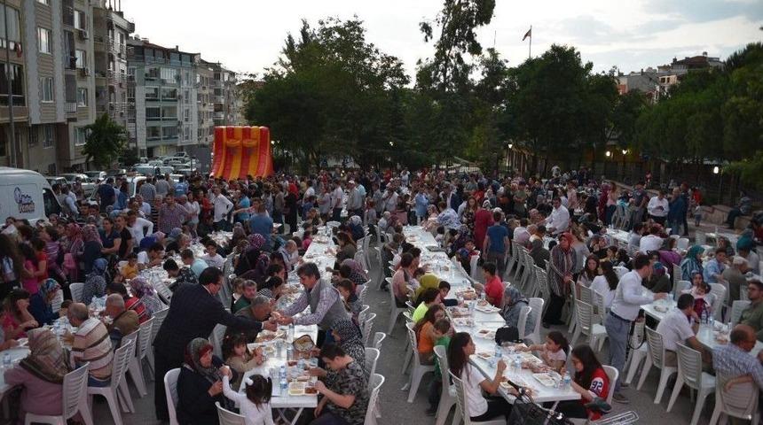 Yunusemre İftar Sofrasını Kaynak&rsquo;ta Kurdu