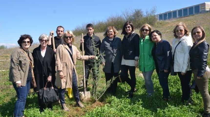 &lsquo;daha Yeşil Bir Kamp&uuml;s&rsquo; İ&ccedil;in Fidan Diktiler.