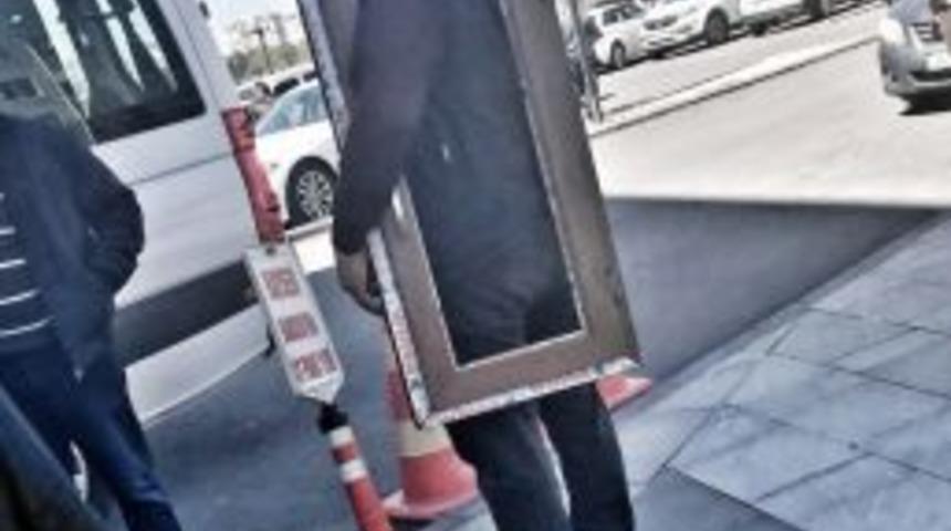 Duruşmaya S&ouml;kt&uuml;kleri Pencereyi Getirerek Savunma Yaptılar