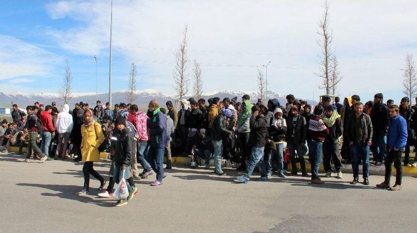 Ka&ccedil;ak G&ouml;&ccedil;menlerin Umuda Yolculuğu