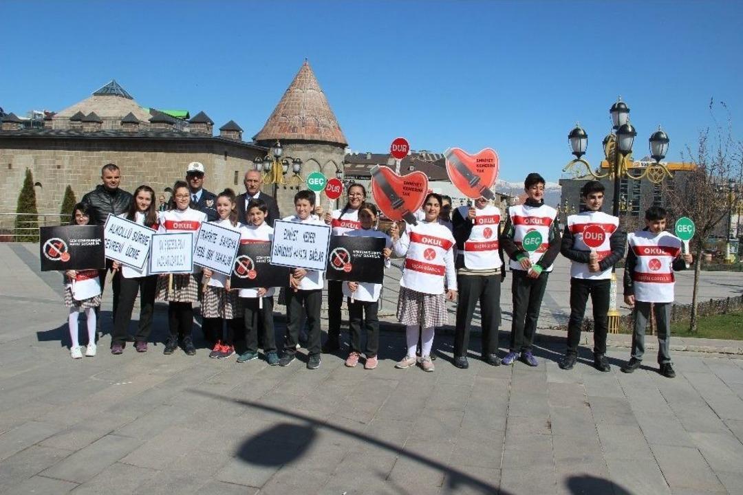 &Ouml;ğrenciler Polisle Birlikte Trafik Denetimi Yaptı