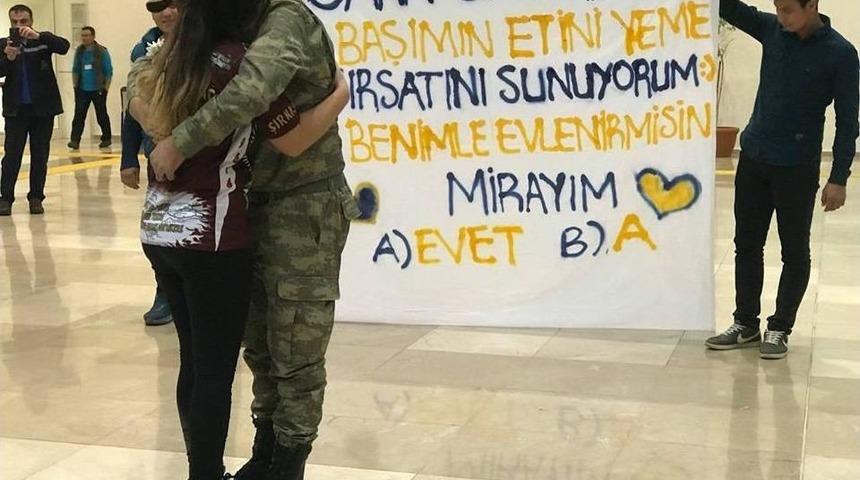 Teskere D&ouml;n&uuml;ş&uuml; Havalimanında Evlenme Teklif Etti