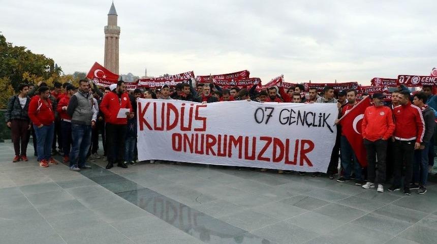 Antalyasporlu Taraftarlardan Trump&rsquo;un &lsquo;kud&uuml;s Kararı&rsquo; Protesto Edildi