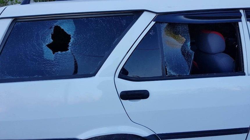 Park Halindeki Otomobilin Camları Kırıldı