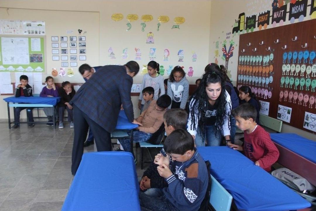 Dikiş &Ouml;ğrenip, İhtiya&ccedil; Sahibi &Ouml;ğrencilere Elbise Dikiyorlar