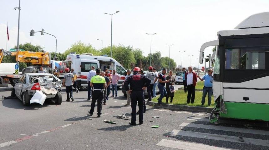 Halk Otob&uuml;s&uuml;, 3 Otomobile &Ccedil;arptı: 6 Yaralı